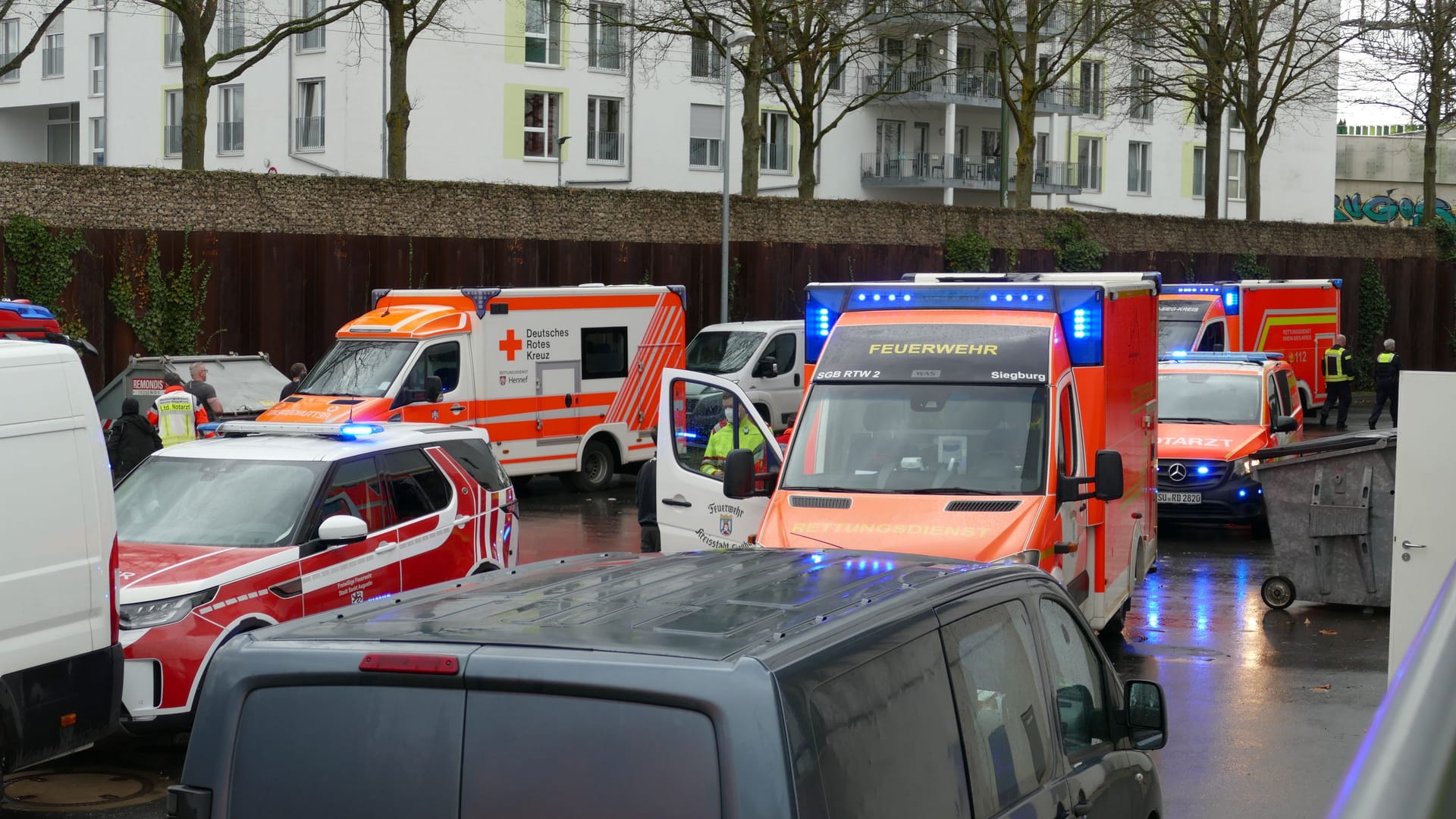 Die Feuerwehr am Einsatzort: In einem Einkaufszentrum in Sankt Augustin ist Kühlmittel ausgetreten.