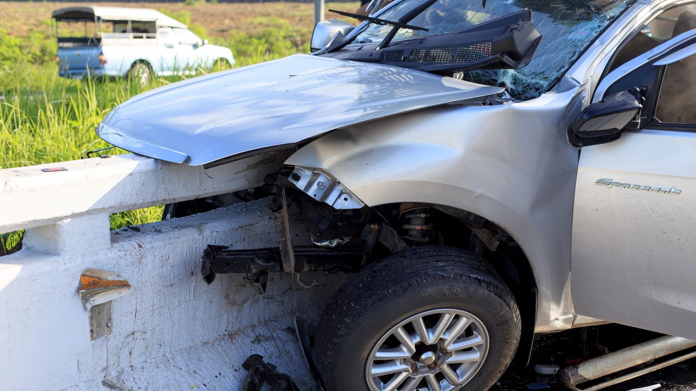 Ein Auto ist in eine Leitplanke gefahren (Symbolbild): Ein deutscher Tourist ist in Thailand bei einem Autounfall gestorben.
