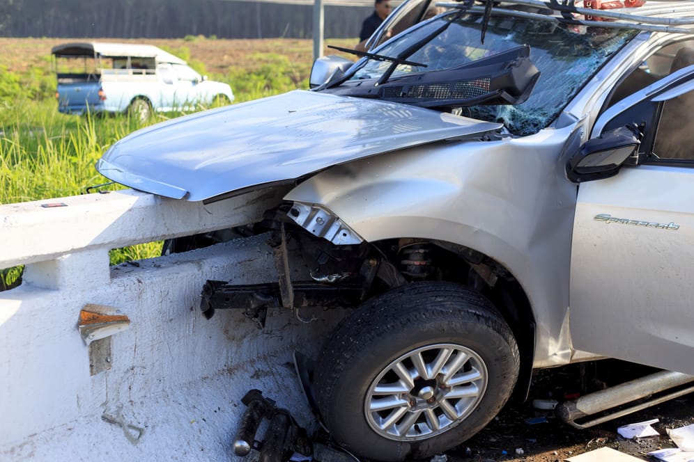 Ein Auto ist in eine Leitplanke gefahren (Symbolbild): Ein deutscher Tourist ist in Thailand bei einem Autounfall gestorben.