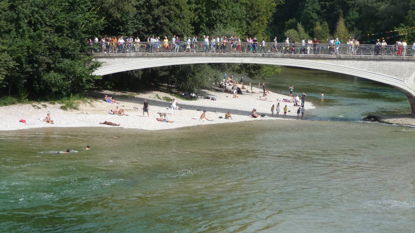 Eine leblose Frau trieb in der Isar (Symbolbild): Hier an der Mariannenbrücke fanden Mitarbeiter der Stadt München ihre Leiche.