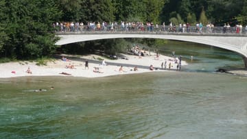 A lifeless woman was floating in the Isar (symbolic image): Here at the Mariannenbrücke, employees of the city of Munich found her body.
