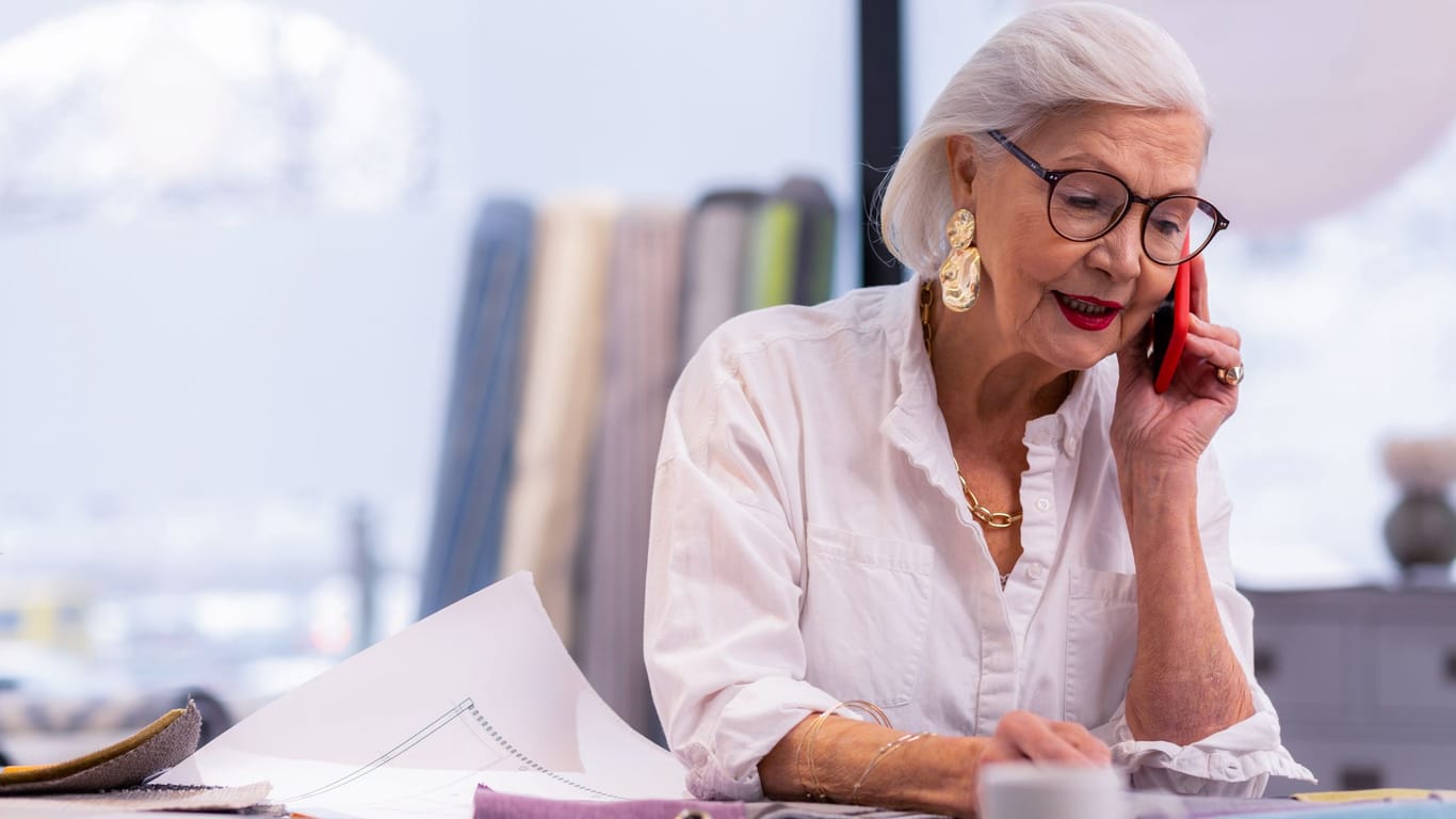 Ältere Frau am Schreibtisch (Symbolbild): Auf die Witwenrente werden verschiedene Einkommen angerechnet.