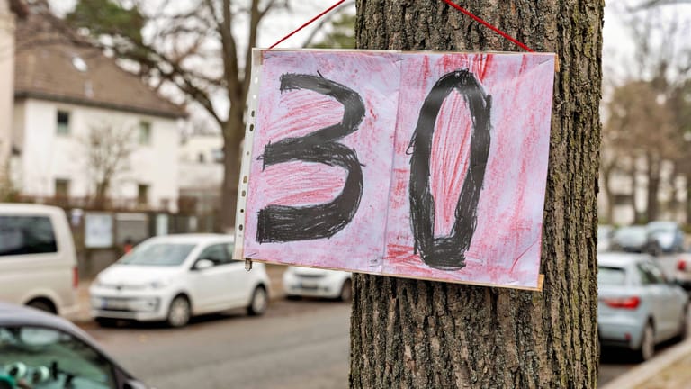 Ein selbstgemaltes 30er-Schild an einem Baum in Berlin (Symbolbild): Wie man sieht, protestieren nicht nur in Grünwald Menschen für 30er-Zonen.