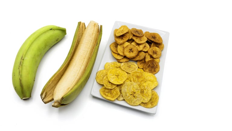 Exotischer Snack: Die grüne Kochbanane eignet sich besonders gut, um daraus leckere Chips herzustellen.