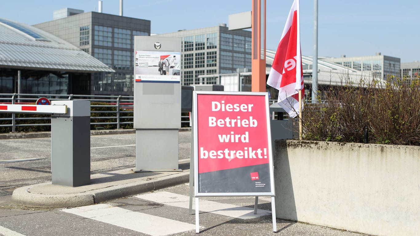 Der Flughafen Hamburg wird bestreikt (Archivbild): Die Gewerkschaft Verdi stoppt den Betrieb in der Nacht zum Montag.
