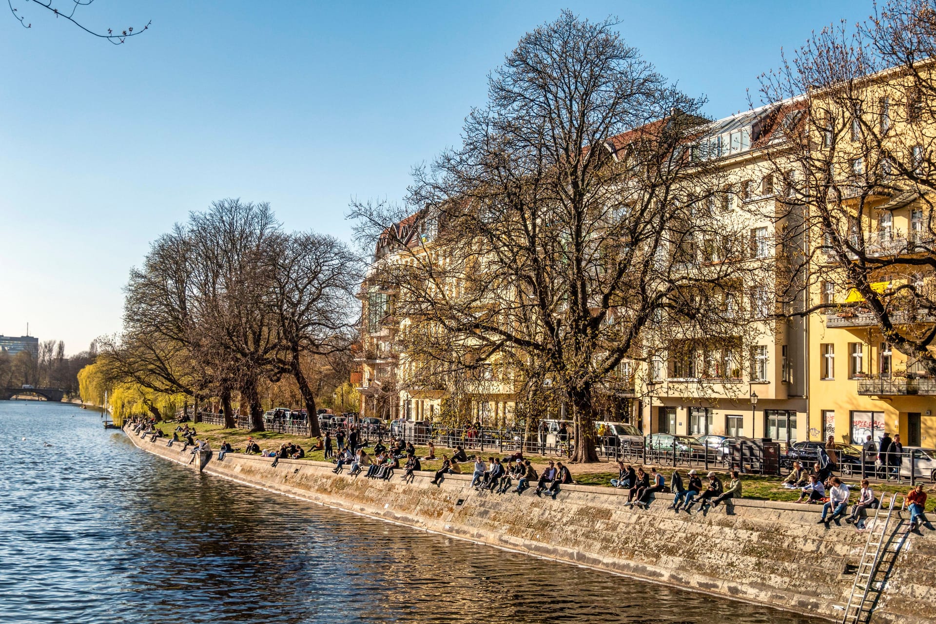 Landwehrkanal in Kreuzberg im Frühling (Archivbild): In den kommenden Tagen wird es mild in der Hauptstadt.