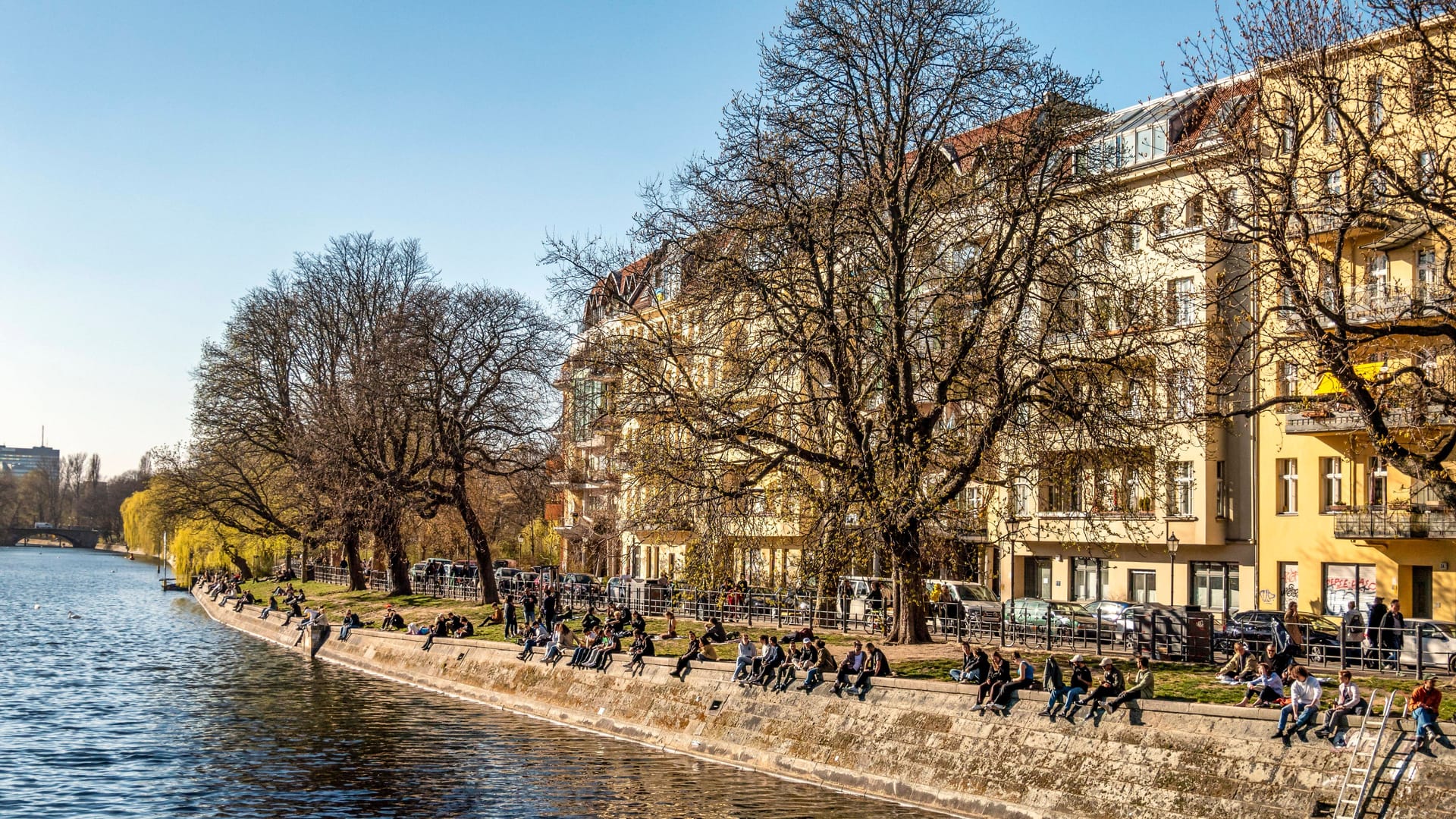 Landwehrkanal in Kreuzberg im Frühling (Archivbild): In den kommenden Tagen wird es mild in der Hauptstadt.