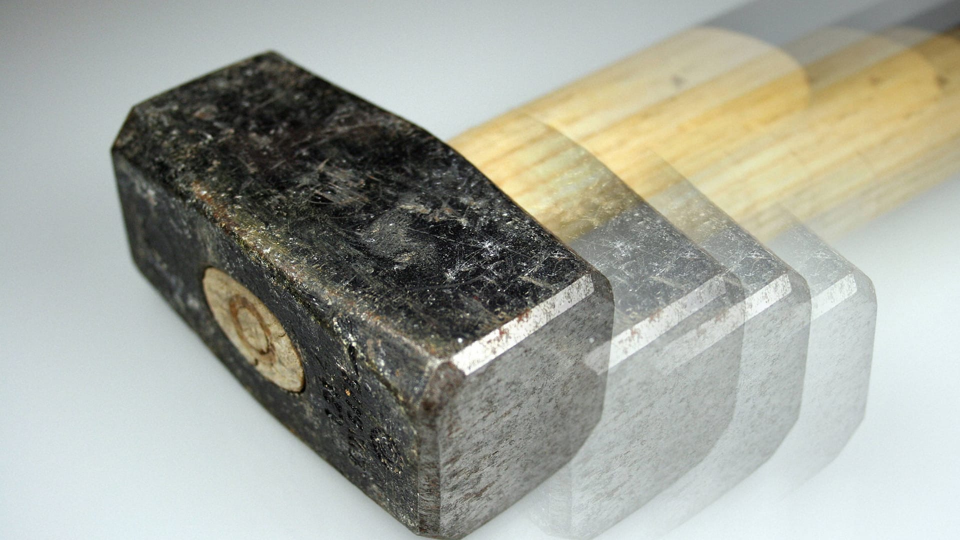 Ein Hammer (Symbolbild): Dreimal soll ein 82-Jähriger seine Frau geschlagen haben. Ein Hammer (Symbolbild): Dreimal soll ein 82-Jähriger seine Frau geschlagen haben.