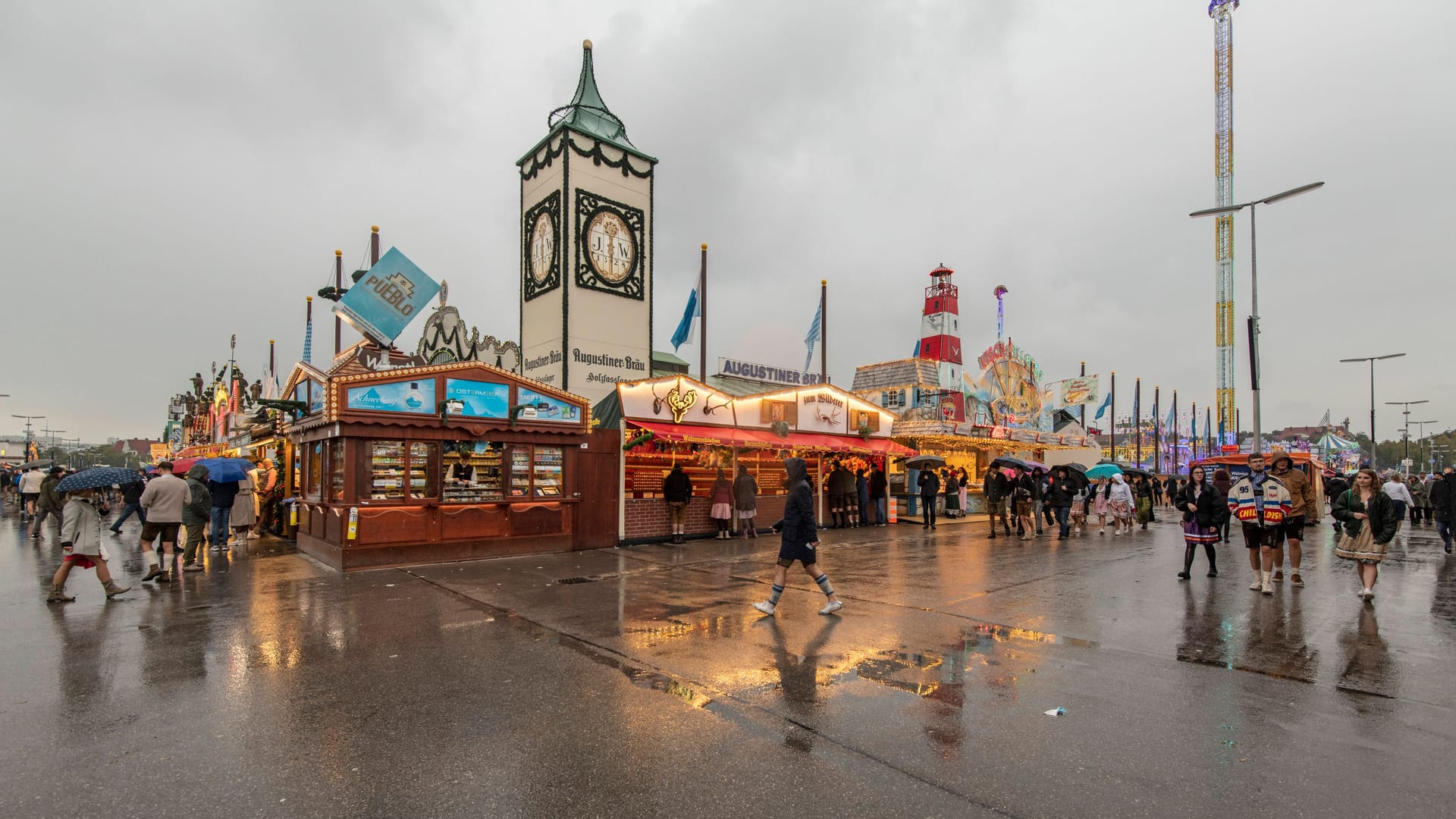 Ein verregneter Tag auf dem Oktoberfest (Archivbild): Die Theresienwiese, auf der das größte Volksfest der Welt stattfindet, ist viele Wochen im Jahr noch leerer als auf diesem Bild.