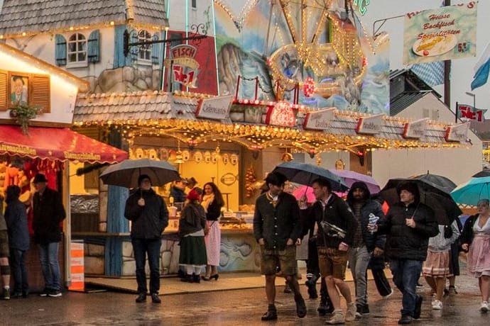 Ein verregneter Tag auf dem Oktoberfest (Archivbild): Die Theresienwiese, auf der das größte Volksfest der Welt stattfindet, ist viele Wochen im Jahr noch leerer als auf diesem Bild.