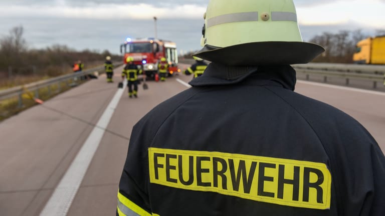 Ein Feuerwehrmann steht auf einer Autobahn (Symbolfoto): Beim Dreieick Drammetal wurde die Fahrbahn beschädigt.