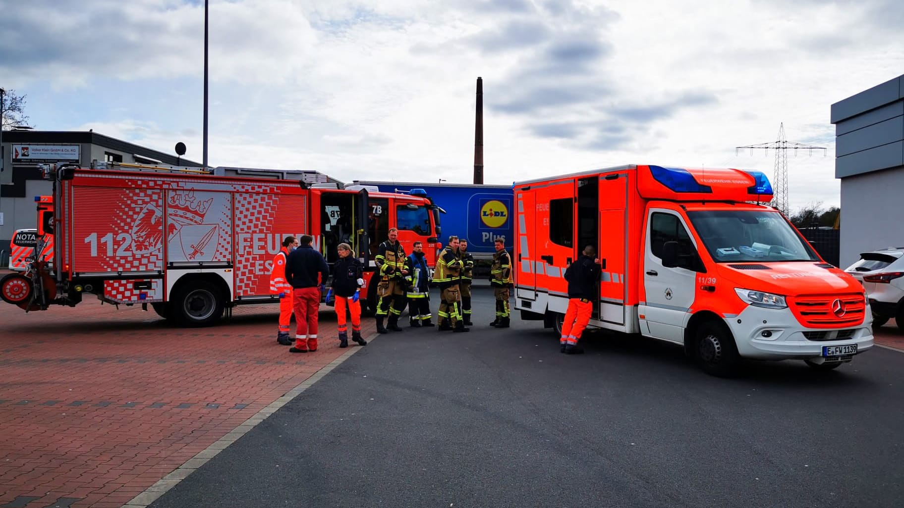 Einsatzkräfte auf dem Lidl-Parkplatz in Steele-Horst (Symbolbild): Eine Mitarbeiterin musste schwer verletzt ins Krankenhaus.