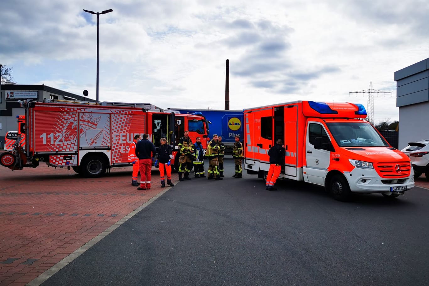 Einsatzkräfte auf dem Lidl-Parkplatz in Steele-Horst (Symbolbild): Eine Mitarbeiterin musste schwer verletzt ins Krankenhaus.