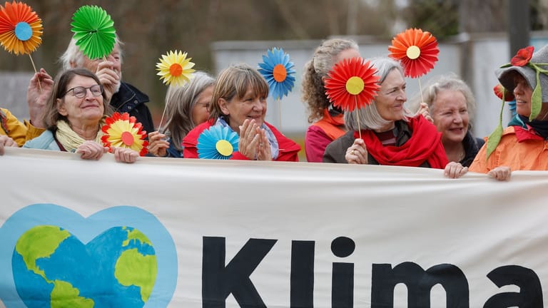Klimaseniorinnen vor dem Gericht in Straßburg: Rund 2.000 Frauen gehören der Schweizer Gruppe an.