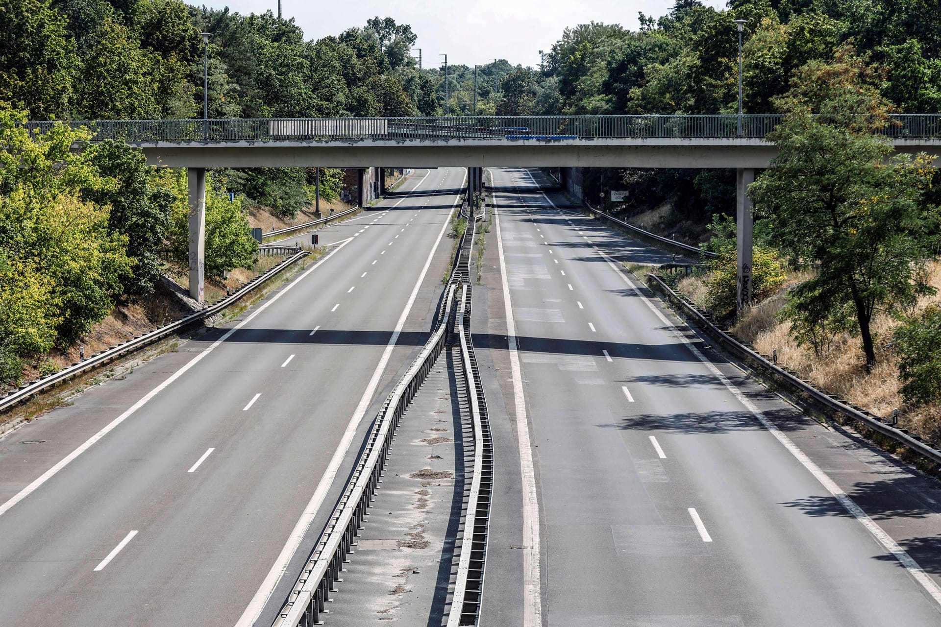 Eine gesperrte Autobahn (Archivbild): In Oranienburg und Potsdam wird die A115 zwischenzeitlich dicht gemacht.