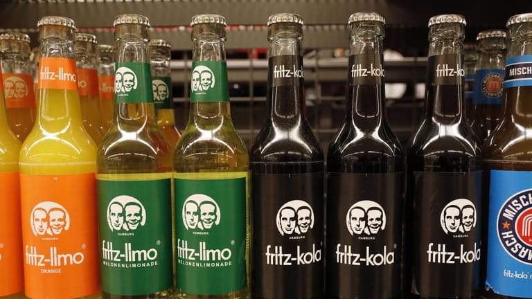 Flaschen mit Getränken des Hamburger Herstellers Fritz-Kola (Archivbild): Derzeit beträgt das Pfand für die 0,33-Liter-Flaschen 8 Cent.