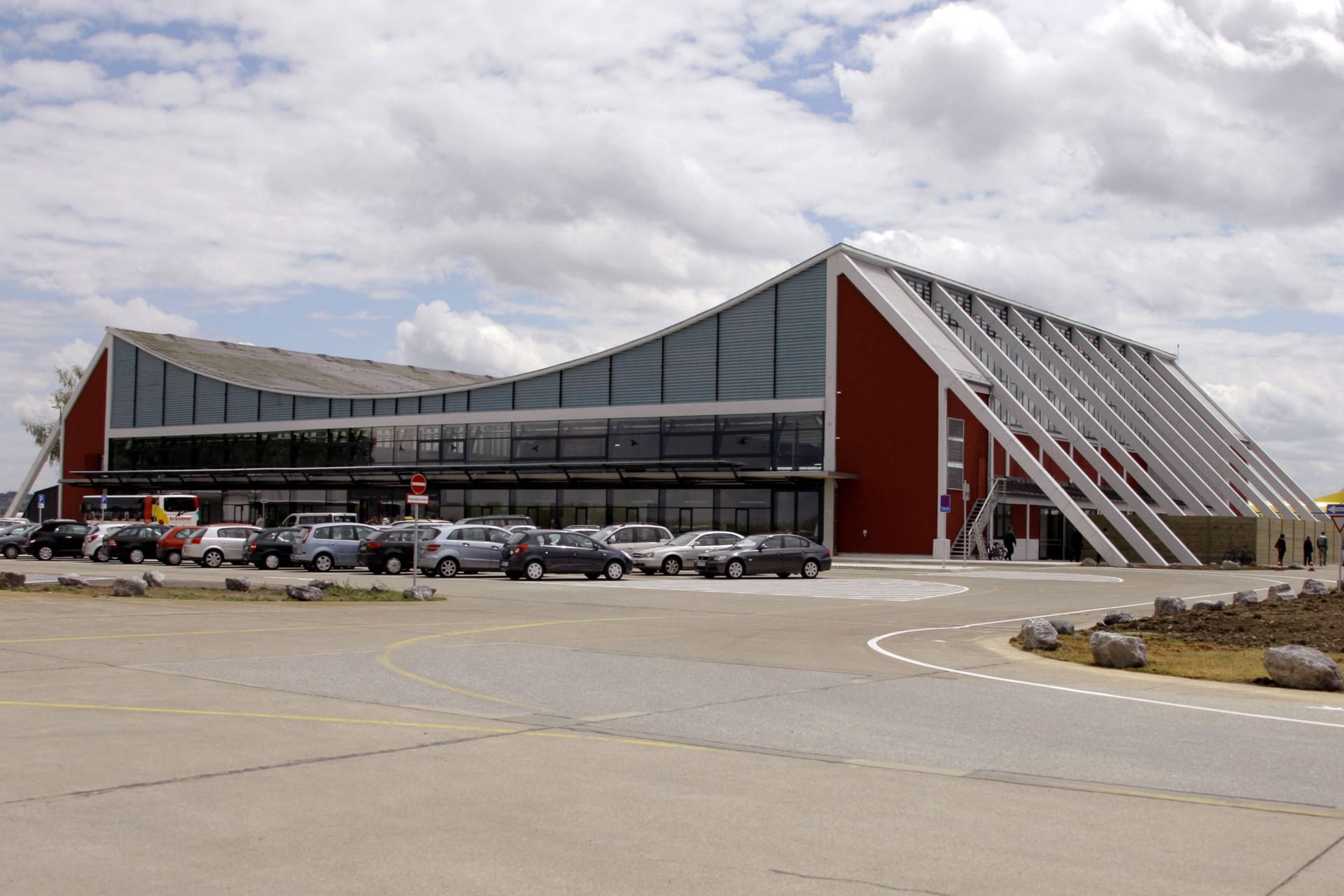 Am Flughafen von Memmingen musste ein Flieger wegen eines randalierenden Gastes notlanden. (Archivfoto)