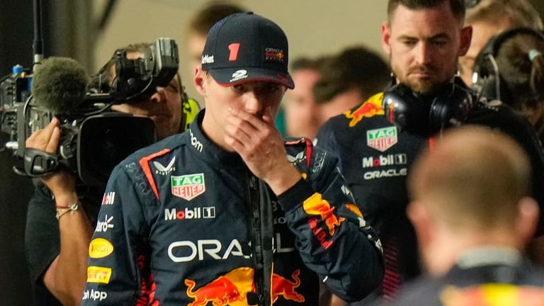 Ratlos: Max Verstappen in der Red-Bull-Box nach dem Aus in der Quali von Saudi-Arabien.