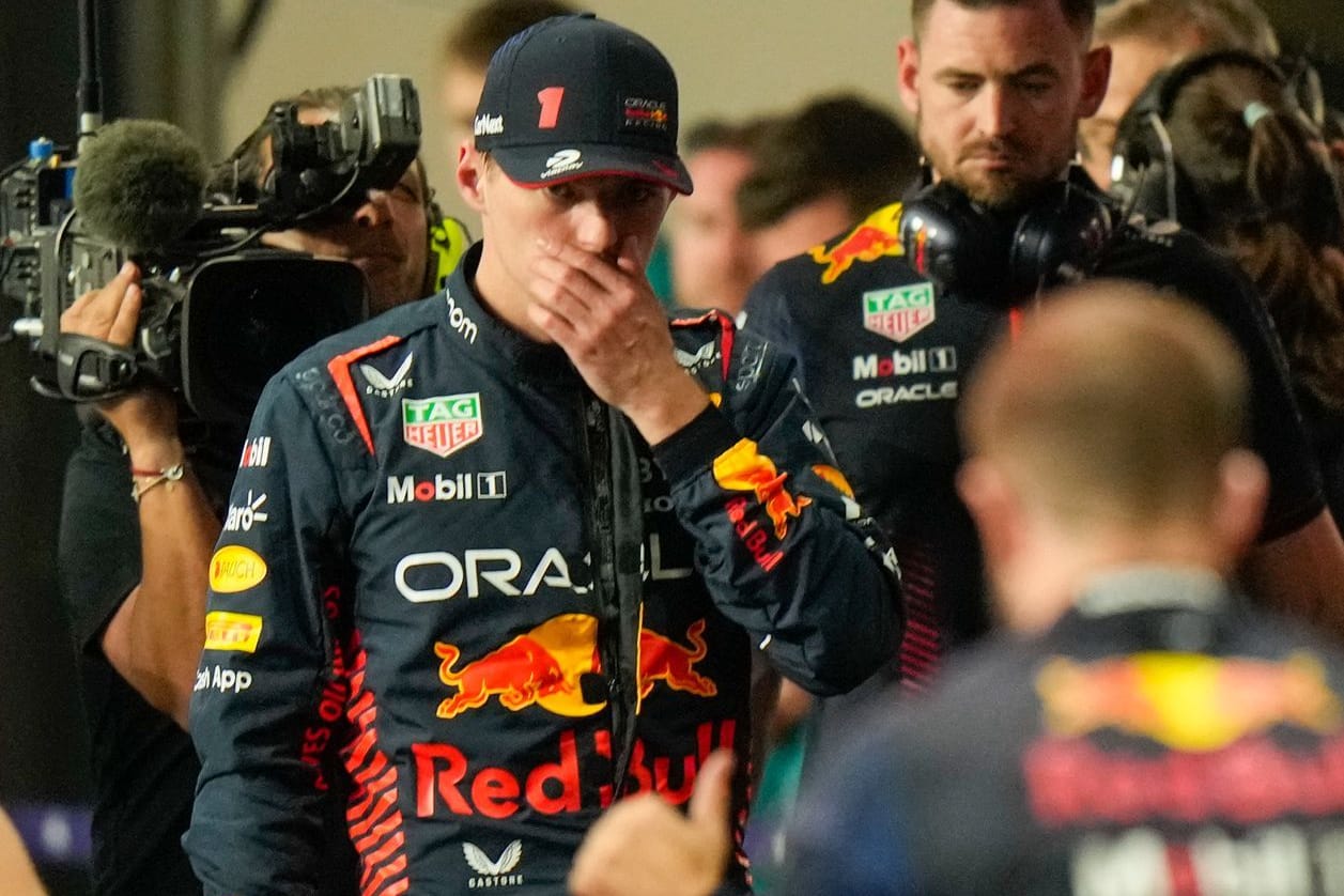 Ratlos: Max Verstappen in der Red-Bull-Box nach dem Aus in der Quali von Saudi-Arabien.