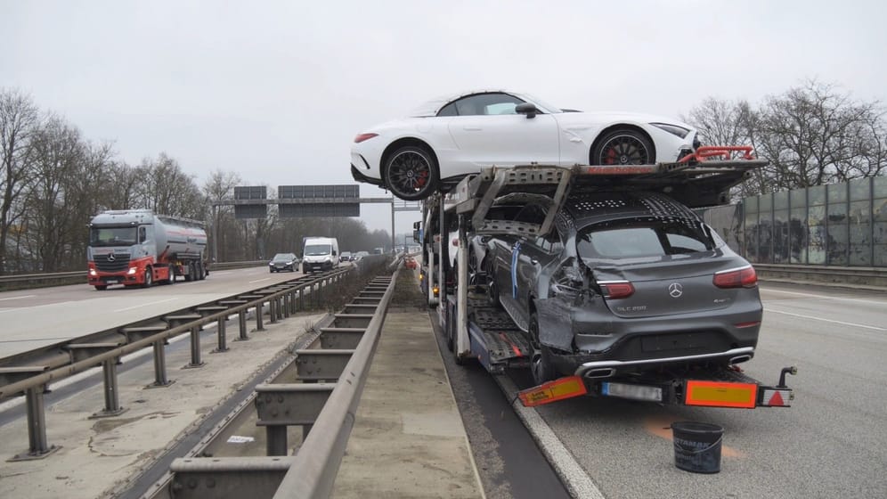 Ein mit Neuwagen geladener Autotransporter ist auf der A1 verunglückt.
