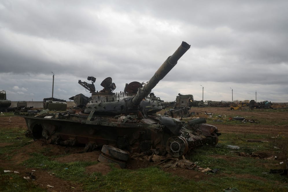 Ein zerstörter russischer Panzer (Archivbild): Die Ukraine will erneut mehrere Angriffe abgewehrt haben.