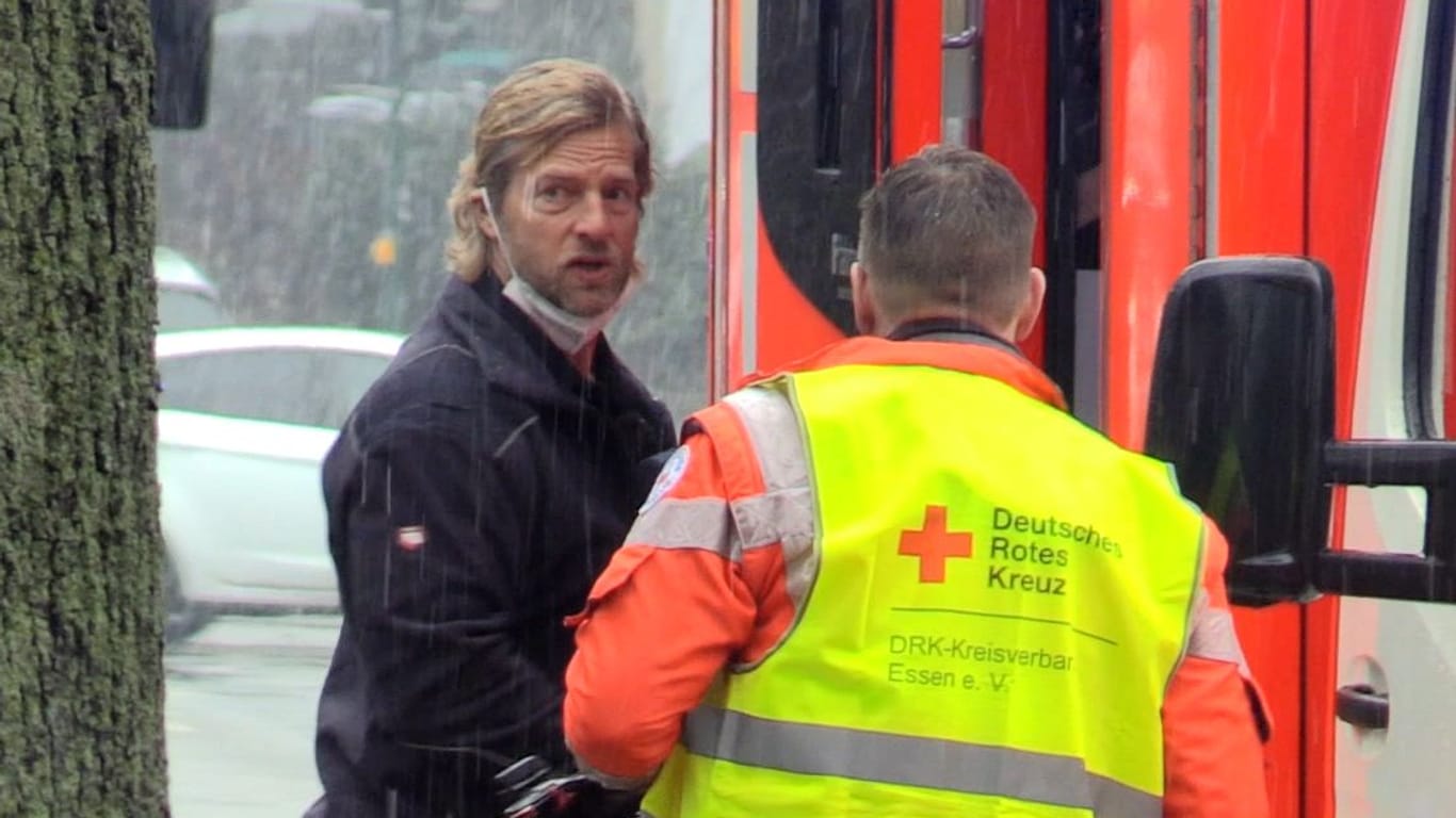 Henning Baum im Rettungseinsatz: Der Schauspieler dreht aktuell mit dem Deutschen Roten Kreuz für ein TV-Format.
