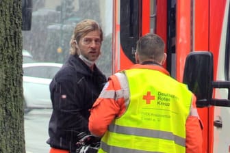 Henning Baum im Rettungseinsatz: Der Schauspieler dreht aktuell mit dem Deutschen Roten Kreuz für ein TV-Format.