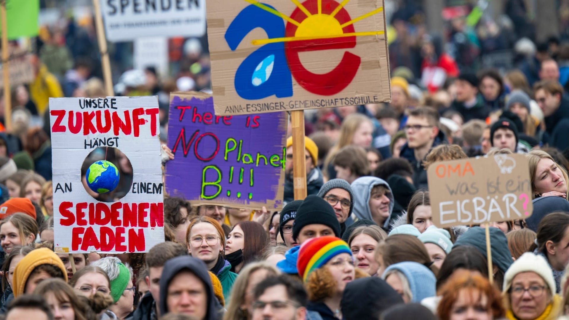 Zahlreiche Menschen nehmen an der Kundgebung von Fridays for Future und Verdi teil: Das sorgt auch für Verkehrsprobleme. Zahlreiche Menschen nehmen an der Kundgebung von Fridays for Future und Verdi teil: Das sorgt auch für Verkehrsprobleme.