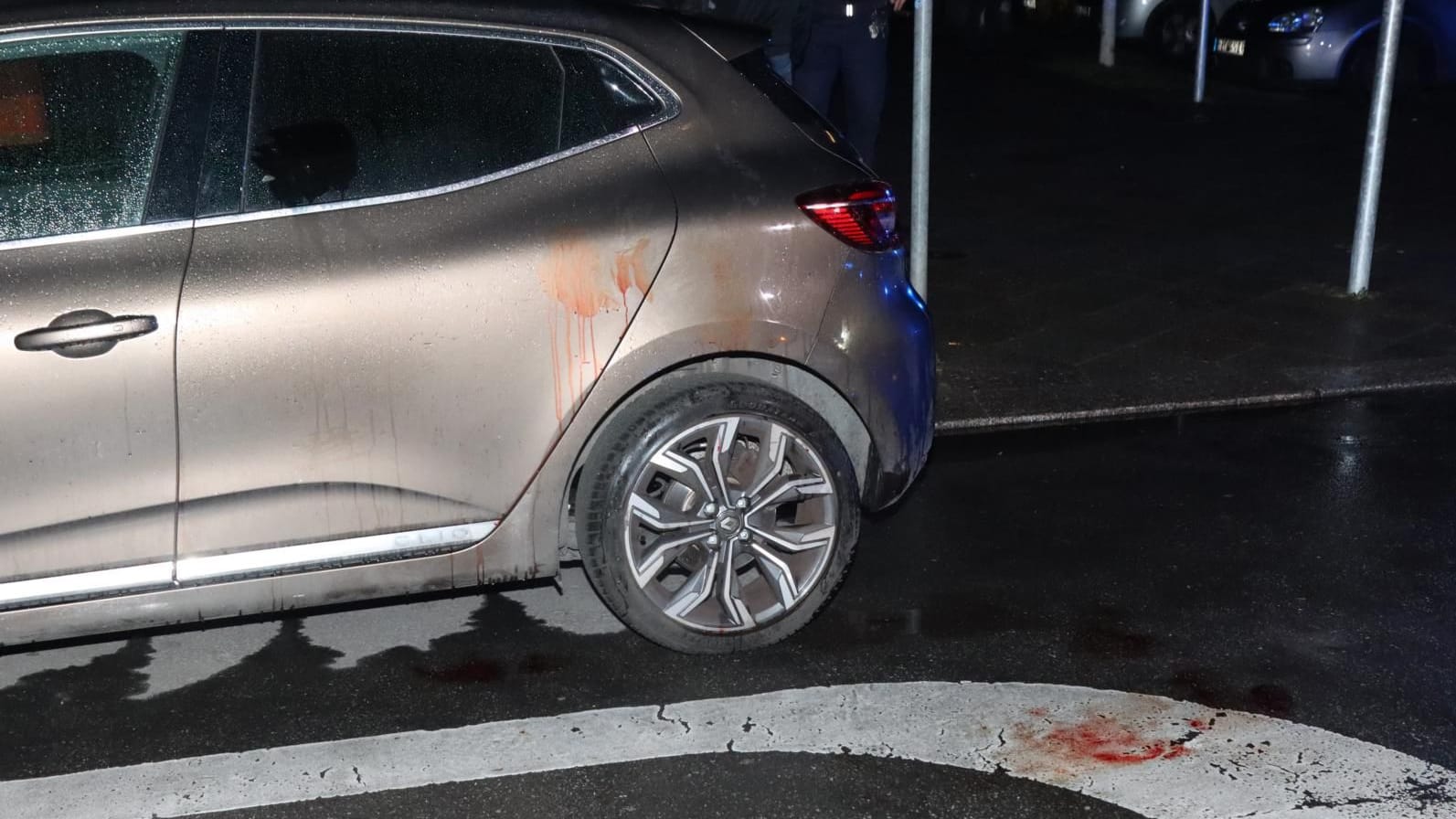 Bei einer Auseinandersetzung zwischen mehreren Personen sind zwei Personen an der Ecke Berlichingenstraße / Huttenstraße in Berlin verletzt worden. Nach ersten Erkenntnissen erlitten die Personen Stichverletzungen. Bei einer Auseinandersetzung zwischen mehreren Personen sind zwei Personen an der Ecke Berlichingenstraße / Huttenstraße in Berlin verletzt worden. Nach ersten Erkenntnissen erlitten die Personen Stichverletzungen.