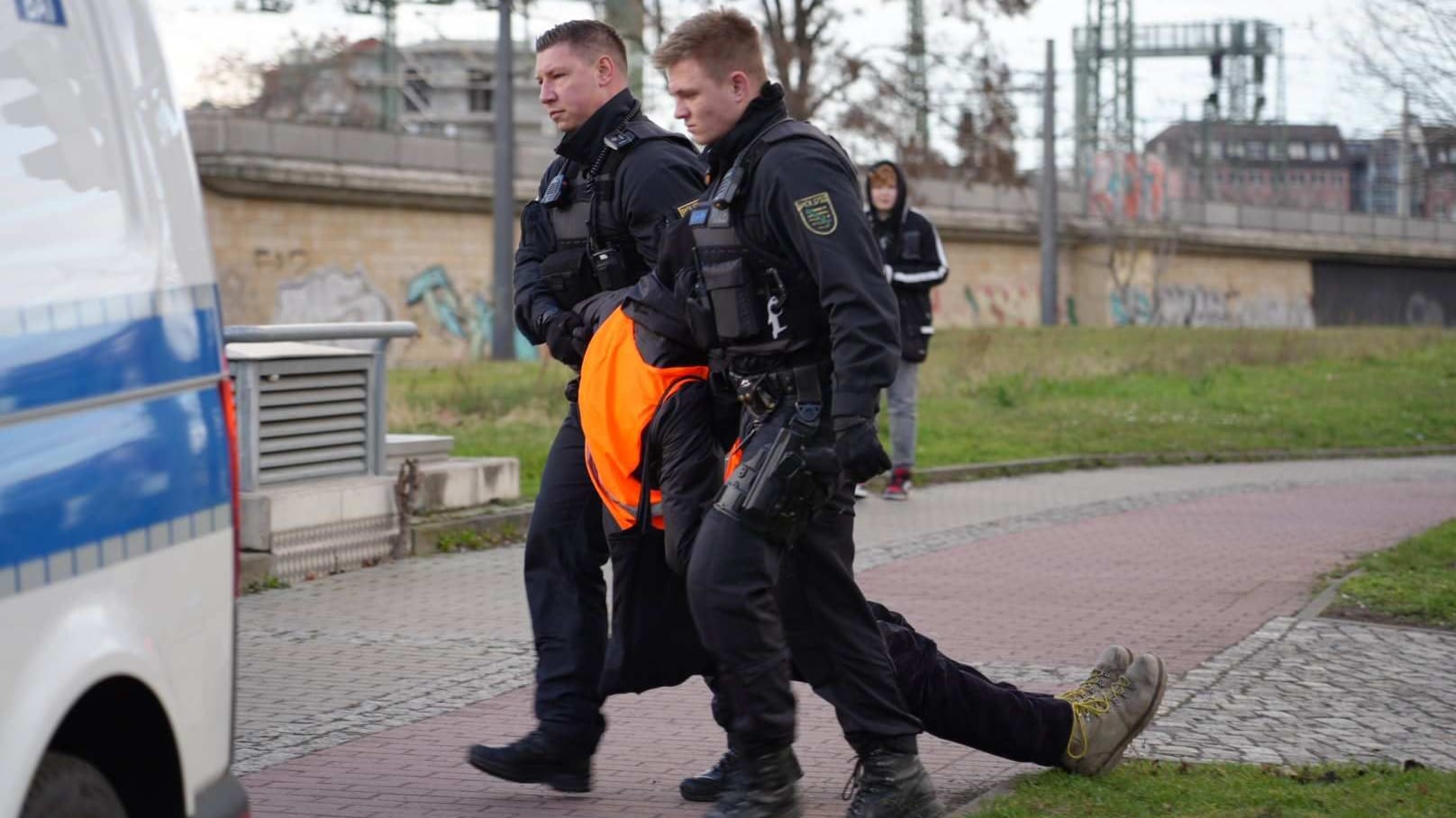 Mehrere Aktivisten der umstrittenen Gruppe ,,Letzte Generation" haben sich erneut mit Sekundenkleber auf eine wichtige Verkehrsader in der saechsischen Landeshauptstadt geklebt. Gegen 15:45 Uhr besetzten sie die Freiberger / Ammon Strasse. Sie blockieren aktuell die komplette Kreuzung! Autofahrer reagieren sehr aggressiv, zerren die Aktivisten von der Strasse. Im Stadtzentrum von Dresden bildet sich langer Stau. Die Polizei hat inzwischen alle 17 Aktivisten von der Fahrbahn geloest. Sie muessen sich nun unter anderem wegen Noetigung verantworten,