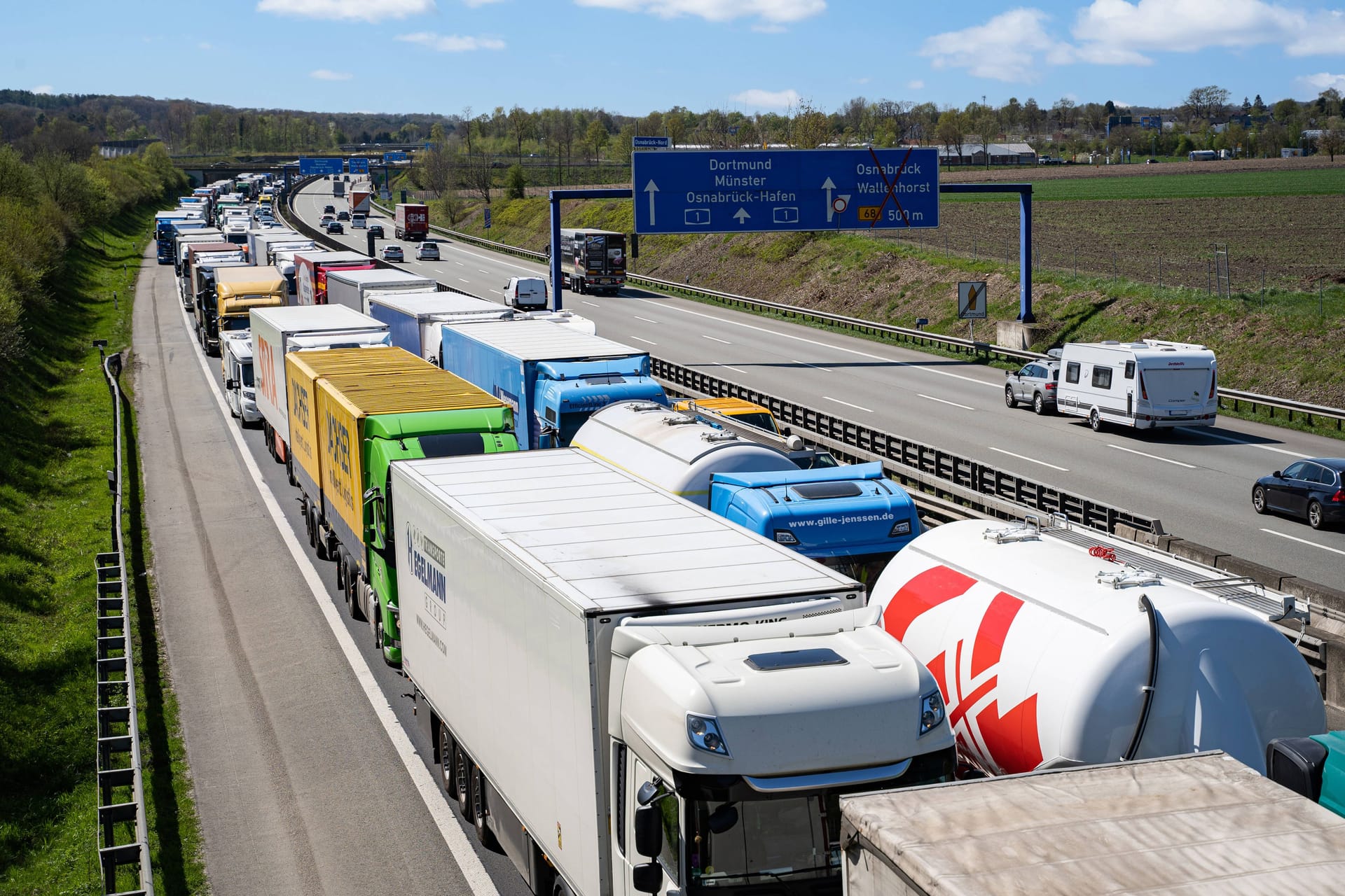 Lkws im Stau auf der Autobahn: Über die Mauterhöhung ist die Branche "sehr verärgert". Lkws im Stau auf der Autobahn: Über die Mauterhöhung ist die Branche "sehr verärgert".