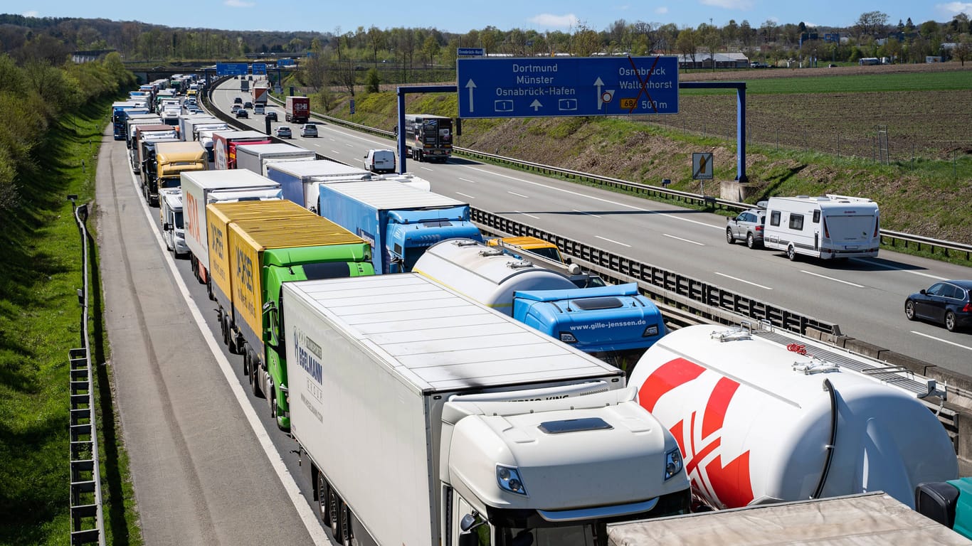 Lkws im Stau auf der Autobahn: Über die Mauterhöhung ist die Branche "sehr verärgert".