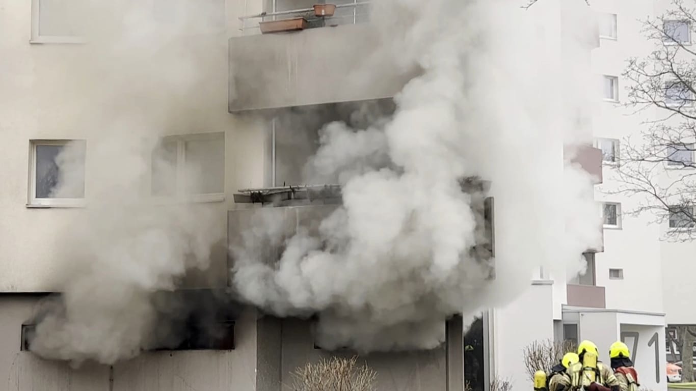 Großsiedlung am Senftenberger Ring: Am Montagmorgen war die Feuerwehr mit mehr als 100 Kräften im Einsatz.