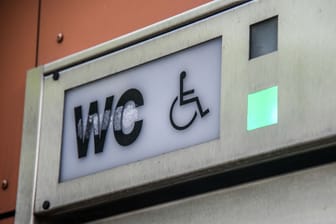 Ein Licht zeigt die Belegung einer Behinderten-Toilette an (Symbolfoto): In Hamburg will die Stadt für moderne Toiletten-Anlagen eine große Summe investieren.