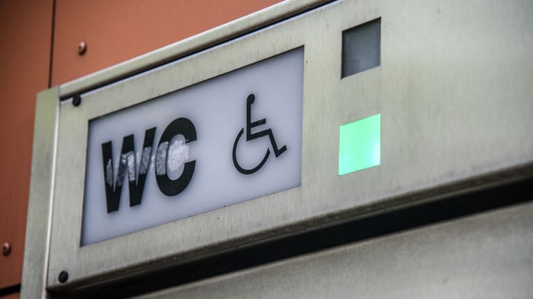Ein Licht zeigt die Belegung einer Behinderten-Toilette an (Symbolfoto): In Hamburg soll die Stadt eine große Summe investieren.