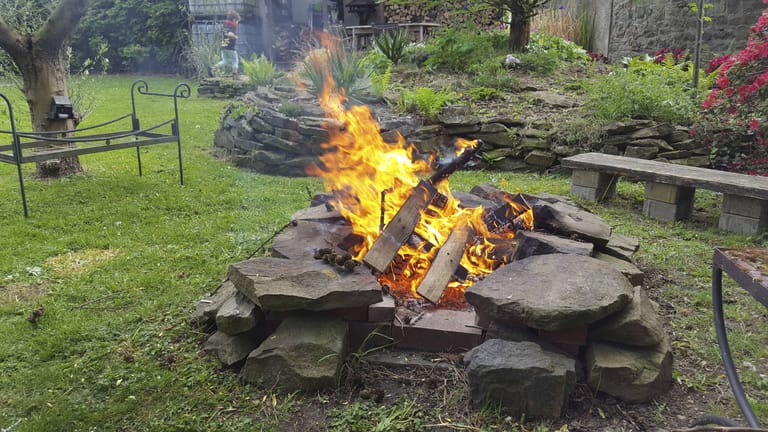 Ein Lagerfeuer im Garten: Manch ein Berliner nutzt die Feiertage für ein privates Osterfeuer.