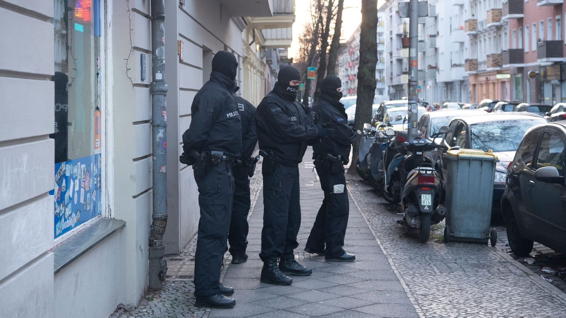 Polizisten bei einer Razzia in der Hauptstadt: Pro geschleuster Person sollen die Schleuser bis zu 10.000 Euro verdient haben.