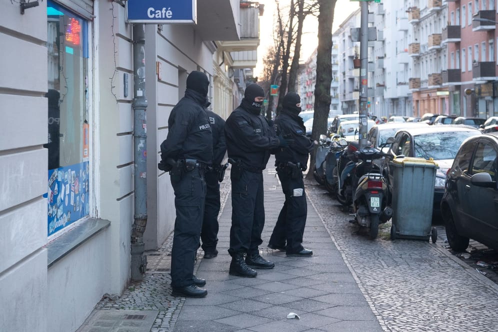 Polizisten bei einer Razzia in der Hauptstadt: Pro geschleuster Person sollen die Schleuser bis zu 10.000 Euro verdient haben.