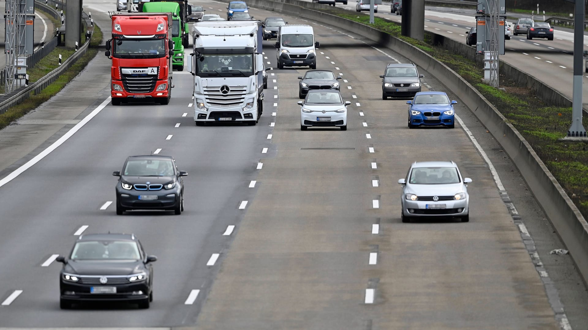 Autobahn A5 (Archivbild): Hier hielten die Männer auf der linken Spur.