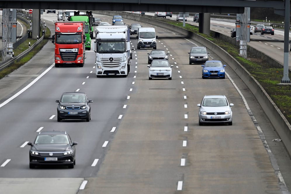 Autobahn A5 (Archivbild): Hier hielten die Männer auf der linken Spur.