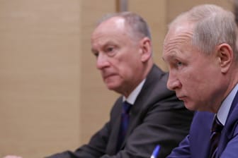 Sekretär des russischen Sicherheitsrates Nikolai Patruschew und Russlands Präsident Wladimir Putin (Archivbild): Putins enger Vertrauter Patruschew warnt den Westen vor "katastrophalen Konsequenzen".