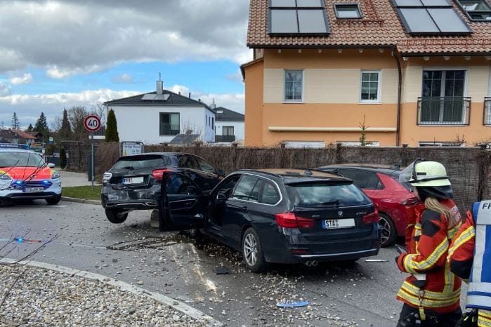 Einsatzkräfte am Ort des Unfalls bei Germering