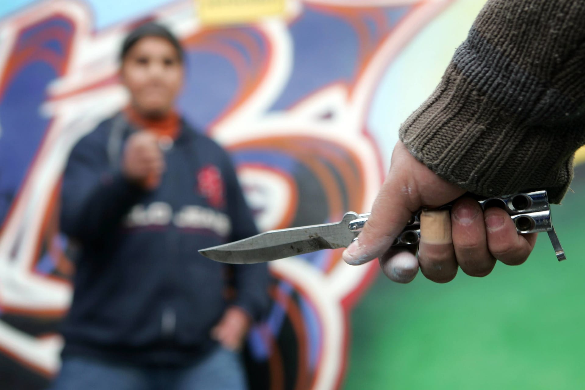 Bedrohung mit Messer (Symbolbild): In einem Berliner Park ging ein Jugendlicher auf einen anderen los.