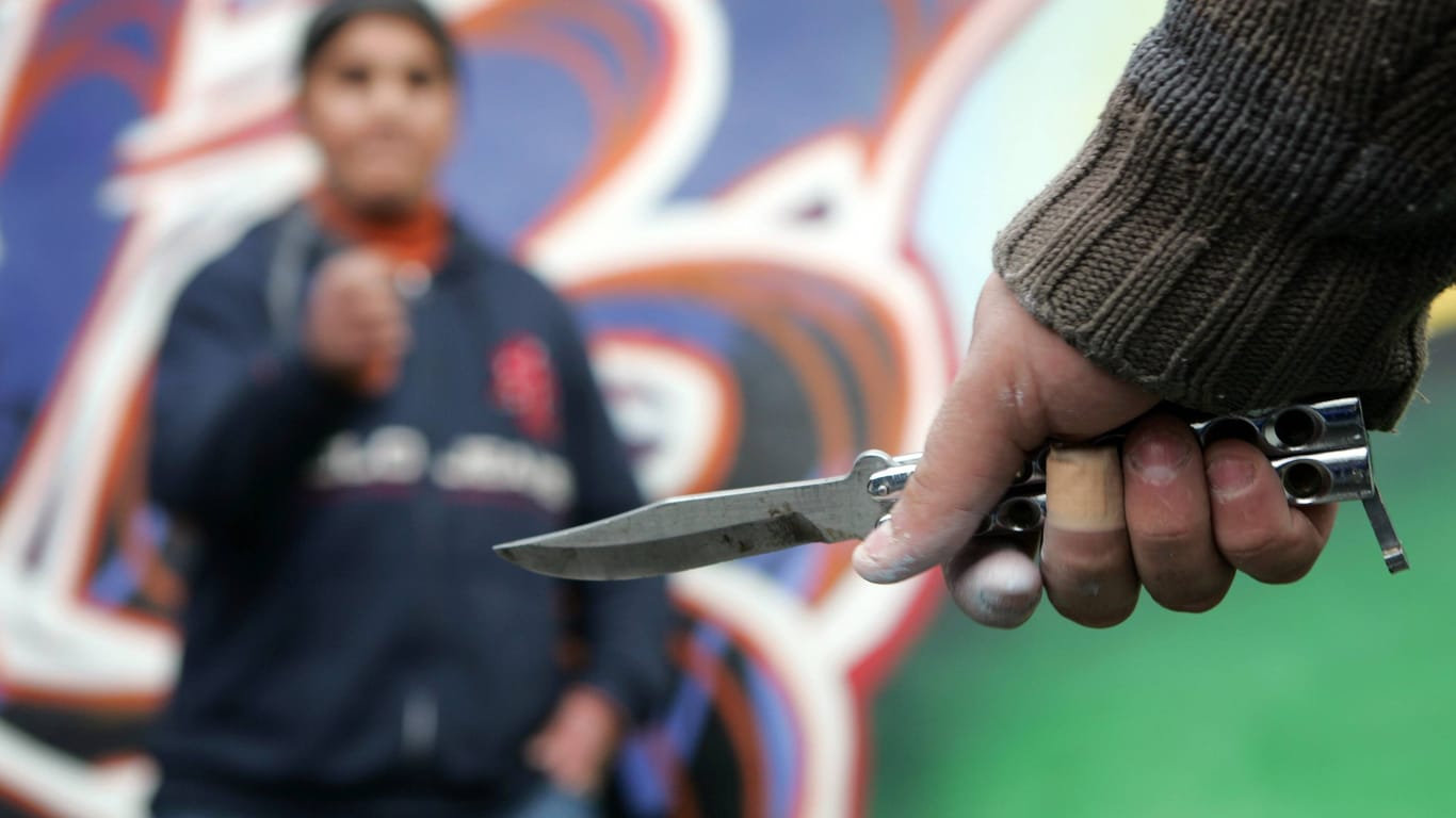 Bedrohung mit Messer (Symbolbild): In einem Berliner Park ging ein Jugendlicher auf einen anderen los.