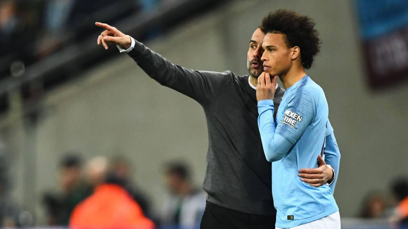 Pep Guardiola (l.) und Leroy Sané: Der Teammanager von Manchester City holte den Nationalspieler nach England und ließ ihn 2020 nach München ziehen.