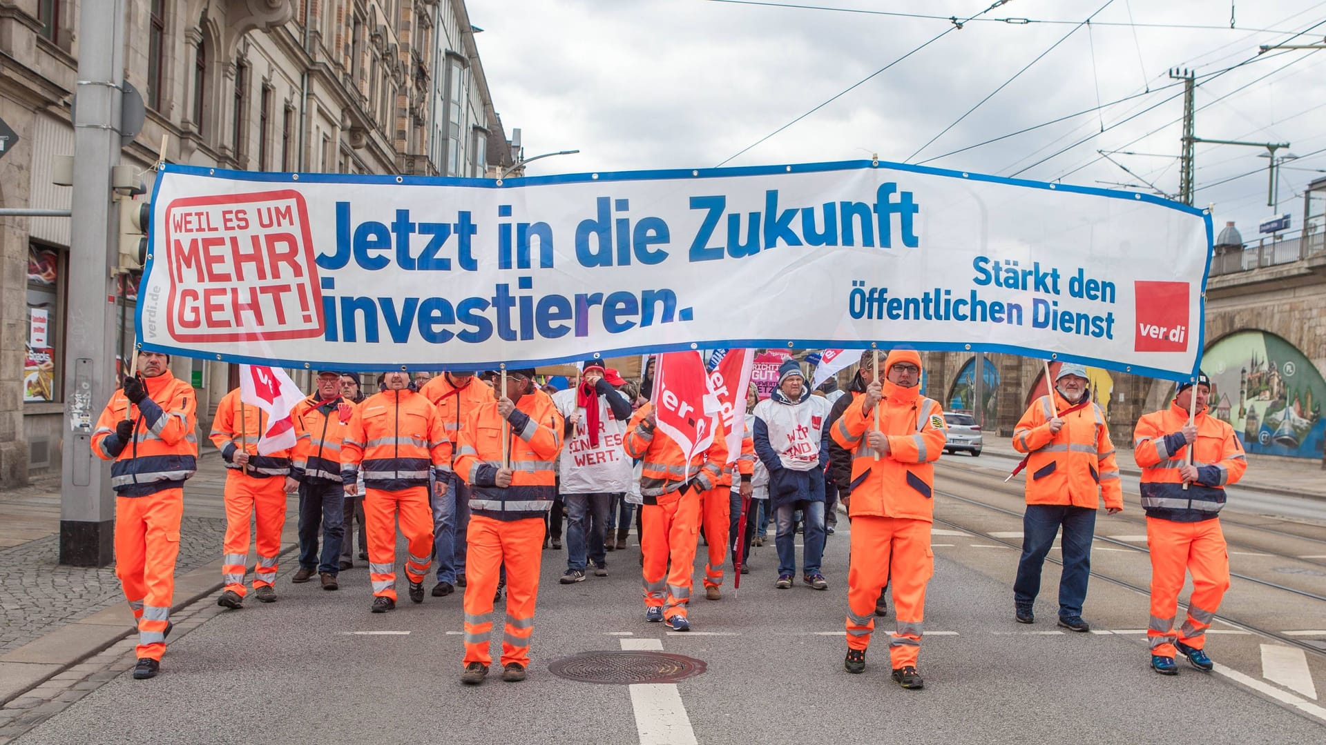 Kita-Streik in Dresden am Schützenplatz vor dem Volkshaus.