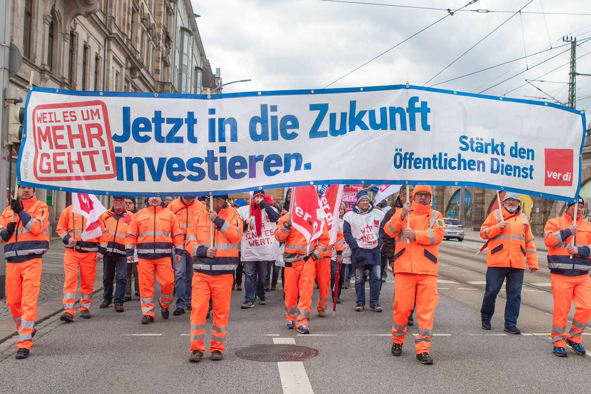 Kita-Streik in Dresden am Schützenplatz vor dem Volkshaus.