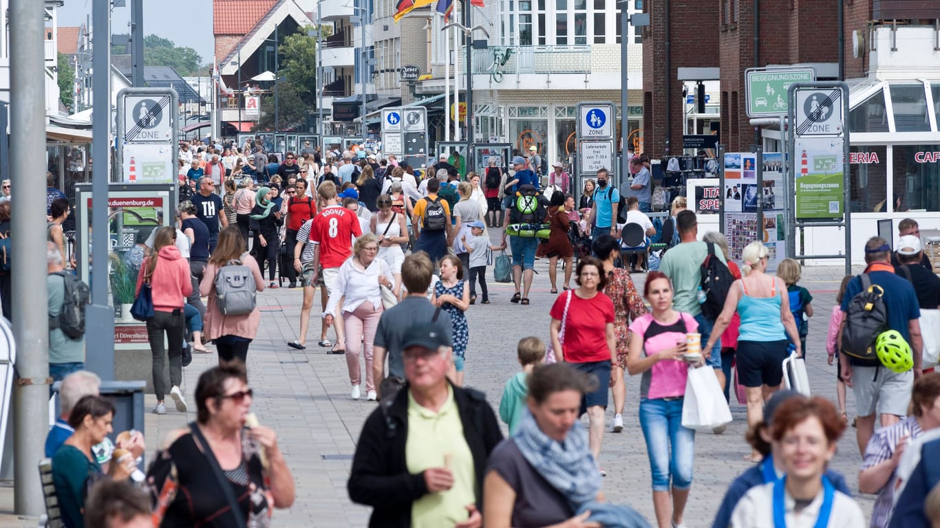 Blick in die Strandstraße in Westerland (Symbolbild): Die Zahl der Ferienunterkünfte auf Sylt steht in keinem gesunden Verhältnis zum Dauerwohnraum.