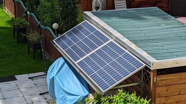 Die Mini-Solaranlage im Garten: Sie spart in einem Jahr rund 100 Euro Stromkosten.
