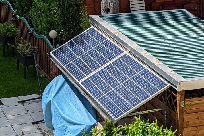 Die Mini-Solaranlage im Garten: Sie spart in einem Jahr rund 100 Euro Stromkosten.